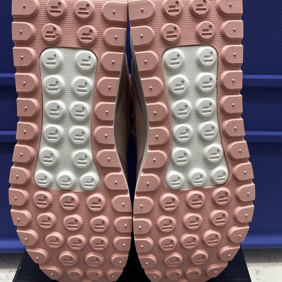 Woman’s Fila Reno Size 6 1/2 - Picture 2 of 3